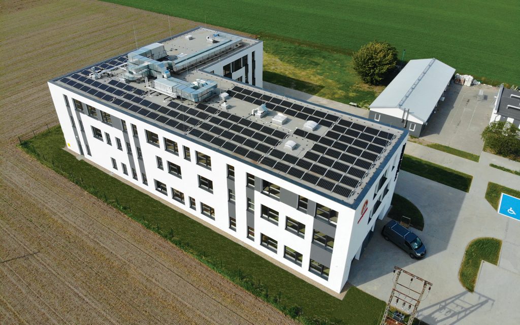 Instalacja fotowoltaiczna na dachu budynku szkoły - 50 kWp.